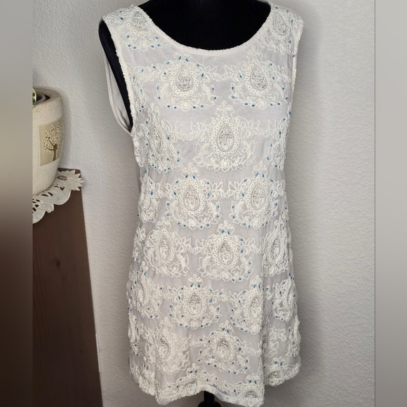 Sundance Sleeveless Lace Top - Picture 2 of 11
